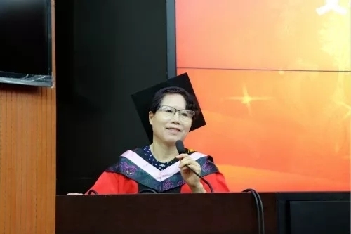 毕业典礼张云霞老师.jpg 毕业典礼张云霞老师.jpg